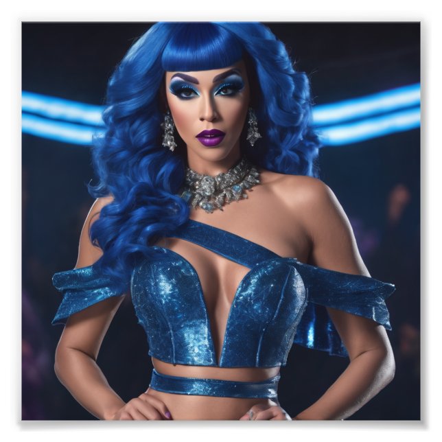 Glamouröse Drag Queen in Blue Raunchy Outfit Fotodruck (Vorne)