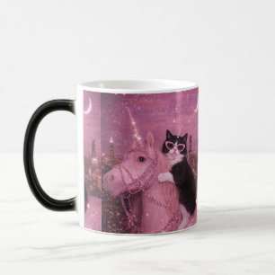 Glamouröse Einhornkatze unter funkelnder Stadt Verwandlungstasse