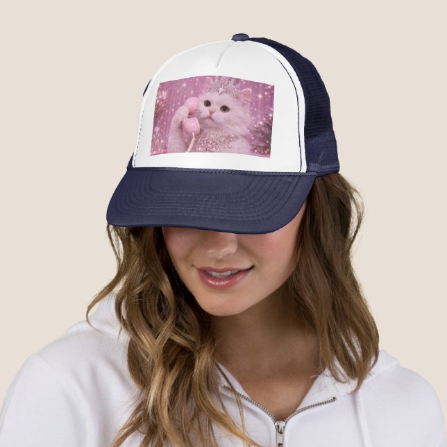Glamouröse Prinzessinnenkatze benutzt rosa Telefon Truckerkappe (Beispiel)