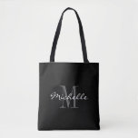 Glamouröser schwarz-weißer Monogramm-Totbeutel<br><div class="desc">Glamour schwarz-weiße Monogramm Totbeutel. Stilvolles mit Monogramm Design mit Skripttypografie für personalisierten Namen. Fügen Sie Ihren eigenen, benutzerdefinierten Anfangsbuchstaben hinzu. Klassische Gastgeschenk Geschenkidee für schicke Hochzeit, extravaganten Geburtstag, Jubiläum, Bachelorette, Verlobung, Mädchen Wochenende, Brautparty etc. Individuelle Hintergrundfarbe. Trendy Accessoires für Frauen und Mädchen. Machen Sie sich für Braut, Brautmädchen, Trauzeugin, Blume...</div>