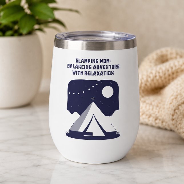 Glamping-Mutter im Gleichgewicht zwischen Abenteue (Von Creator hochgeladen)