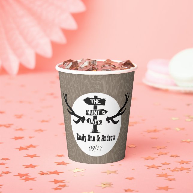 Glamping Rustic Country Hunt ist über Stallholzpfa Pappbecher (Insitu)