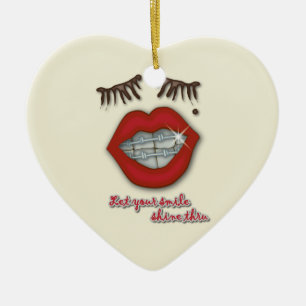 Glänzende Klammern, rote Lippen, Mole und starke Keramik Ornament