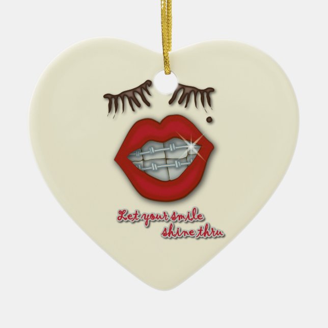 Glänzende Klammern, rote Lippen, Mole und starke Keramik Ornament (Vorne)