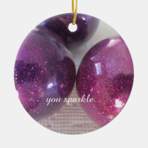 Glänzende lila Weihnachtsdekorationen Keramikornament