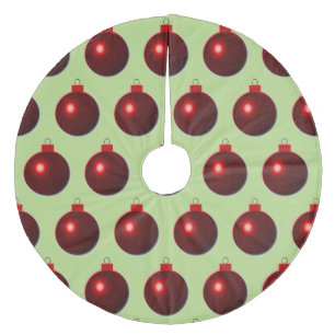 Glänzende rote Weihnachtskugeln auf grünem Grund Fleece Weihnachtsbaumdecke
