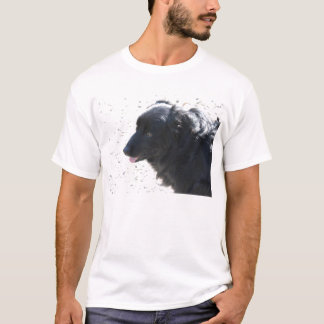 glänzender schwarzer Hund T-Shirt