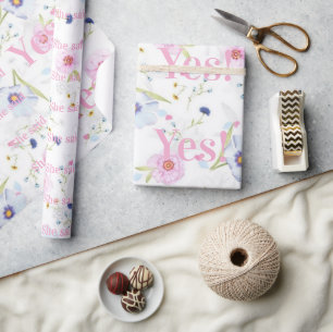 Glänzendes Geschenkpapier Floral Sie hat Ja gesagt