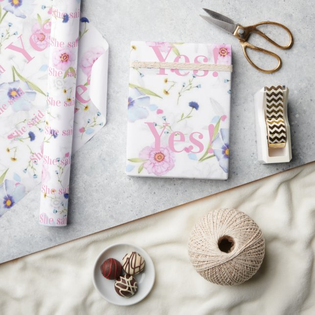 Glänzendes Geschenkpapier Floral Sie hat Ja gesagt (Kunsthandwerk)