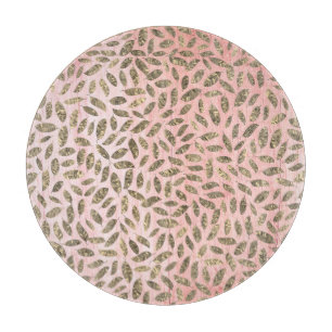 Glanzgoldene Blätter auf rosa Holz Schneidebrett