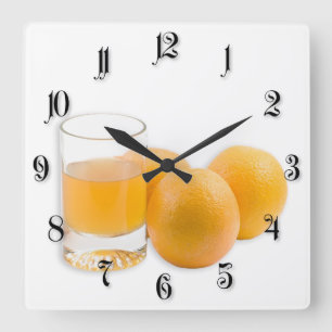 Glas des Saftes und die drei Orangen Quadratische Wanduhr