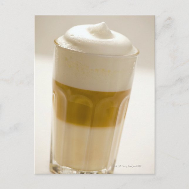 Glas Latte macchiato, nah Postkarte (Vorderseite)