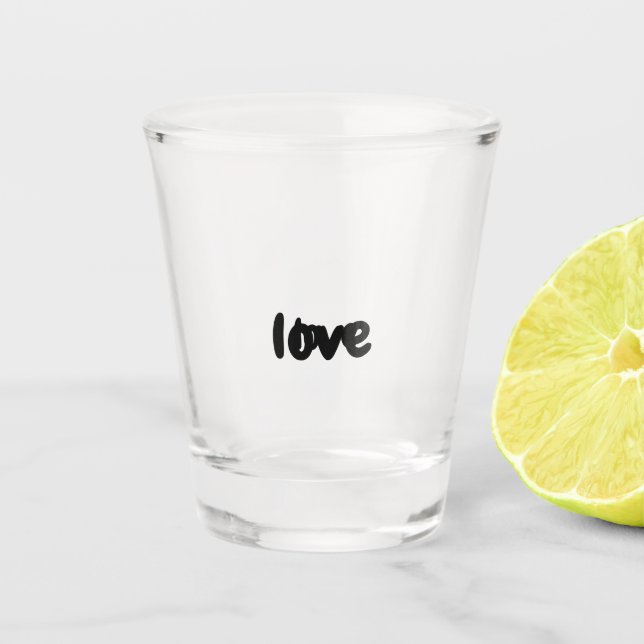 Glas mit dem darauf geschriebenen Wort Liebe (Vorderseite)