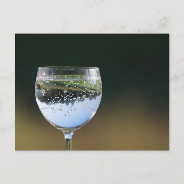 Glas mit Getränk. Postkarte (Vorderseite)