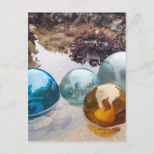 Glas schwimmt auf Wasser Postkarte