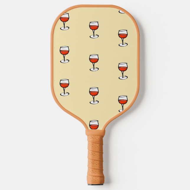 Glas Wein auf Orange Pickleball Schläger (Vorderseite)