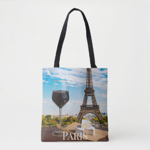 Glas Wein mit Brikenkäse auf dem Eiffelturm