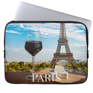 Glas Wein mit Brikenkäse auf dem Eiffelturm Laptopschutzhülle