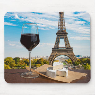 Glas Wein mit Brikenkäse auf dem Eiffelturm Mousepad