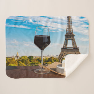 Glas Wein mit Brikenkäse auf dem Eiffelturm Sherpadecke