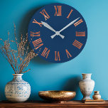 Glasfaser-Rose Gold Minimal Metallic Urban Runde Wanduhr<br><div class="desc">Suchen Sie eine günstige und dennoch stilvolle Uhr? Schauen Sie nur auf die Navy Kupfer Rose Gold Minimal Metallic Urban Round Clock. Diese Uhr ist eine perfekte Mischung aus modernem und klassischem Design, sie ist ideal für Zuhause und Büros. Die Uhr ist mit einer vergoldeten Kupferoberfläche ausgelegt, die dem minimalistischen...</div>