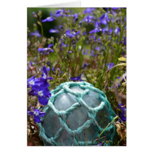 Glasfischerboje und Blumen