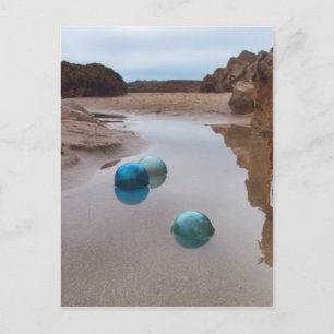 Glasflöße auf fließendem Wasser Postkarte