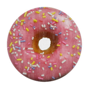 Glasig-glänzender Krapfen des Rosas mit besprüht Schneidebrett