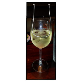 Glasklares Glas Weißwein auf einem Weinbeutel Geschenktüte Für Weinflaschen