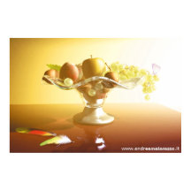 Glaskorb mit Früchten und Batterie