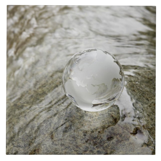Glaskugel auf dem Wasserstrom Fliese (Vorderseite)