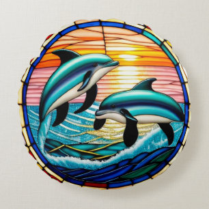 Glasmalerei mit Delfinen, die bei Sonnenuntergang  Rundes Kissen