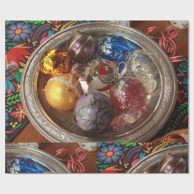 Glass ornaments in silver box with folk art geschenkpapier (Flach)