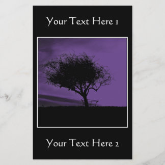 Glastonbury Hawthorn. Baum auf Hügel. Violet, schw