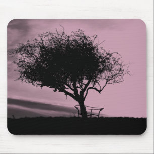 Glastonbury Weißdorn. Baum auf Hügel. Rosa, Mousepad