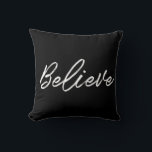 Glaube an den modernen weißen Schriftart Kissen<br><div class="desc">Eine moderne und stilvolle Typografie für diese personalisierbare Urlaubssammlung.</div>