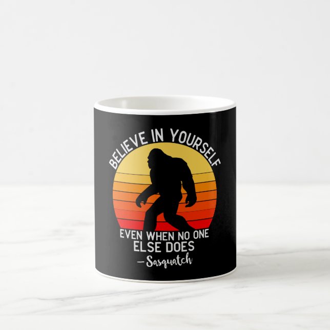 Glaube an dich selbst | Bigfoot Retro Kaffeetasse (Mittel)