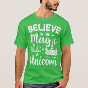 Glaube an die Magie sei ein Einhorn T-Shirt