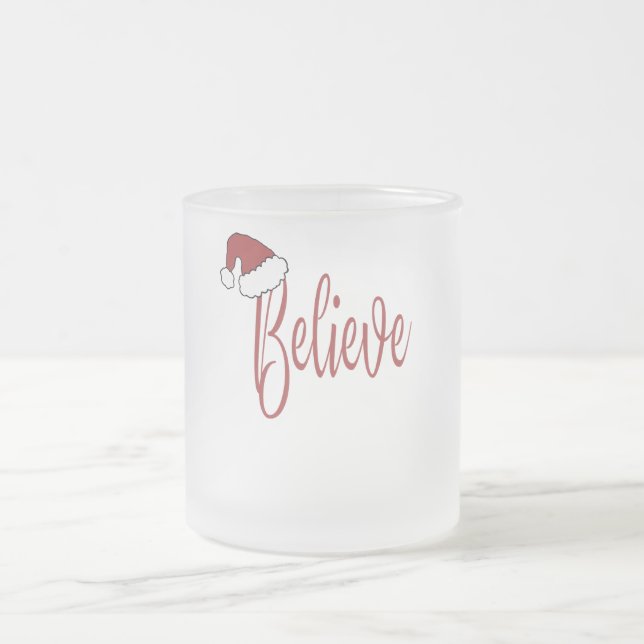 Glaube an Weihnachten mit roter Weihnachtsmannmütz Mattglastasse (Mittel)