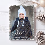 Glaube an Weihnachten Rustikales Schneeschuhfest F<br><div class="desc">Mit dieser rustikalen Urlaubskarte zeigen Sie "Glauben" an die Magie der Ferien. Fügen Sie ein Foto und einen benutzerdefinierten Text an der Vorder- und Rückseite, die durch einen schneebedeckten Rahmen gerahmt sind. Einfach und rustikal, aber elegant und klassisch, ist es sicher, Freunde und Familie lächeln zu machen. Ändern Sie die...</div>