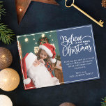 Glaube an Weihnachtsmagie 2 Fotos der Familie blau Feiertagskarte<br><div class="desc">Moderne Urlaubskarte mit einem Ihrer Lieblingssendungen der Weihnachtsfamilie auf den links,  ergänzt durch den Zusatz "Glaube an die Magie der Weihnachtszeit" auf der rechten Seite über einem festlich blauen Hintergrund,  anpassbar mit Ihrer eigenen Begrüßungsbotschaft. Sie können ein weiteres Bild auf der Rückseite der Karte hochladen.</div>
