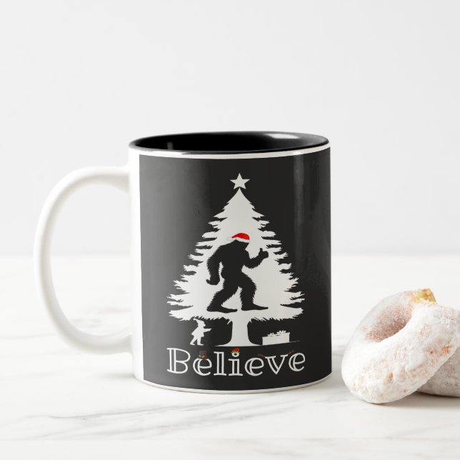 Glaube Bigfoot Kryptozoologie Weihnachtsbaum Zweifarbige Tasse (Mit Donut)