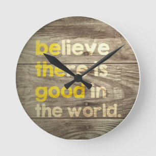 Glaube daran, dass es Gutes in der Welt gibt. Sei Runde Wanduhr