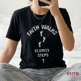 Glaube geht, ungeschickte Schritte – Lustige chris Tri-Blend Shirt
