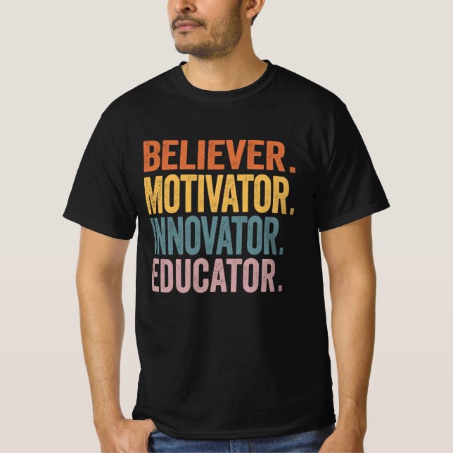 Glaube Motivator Innovator Erzieher Retro Teache T-Shirt (Vorderseite)