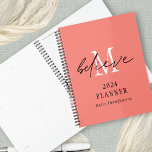 Glaube Script 2024 Monogram Initial Name Coral Planer<br><div class="desc">Glauben Sie Script 2024 Monogram Initial Name Coral. Behalt dir dieses inspirierende Design mit einem ermutigenden Wort,  "Glaube",  in einem informellen Set-Drehbuch,  das auf deinem ursprünglichen Weiß auf einer korallenrosa Rose überlagert. Personalisieren Sie das Jahr und Ihren Namen. Auf der Rückseite ist eine korallenähnliche Farbe.</div>