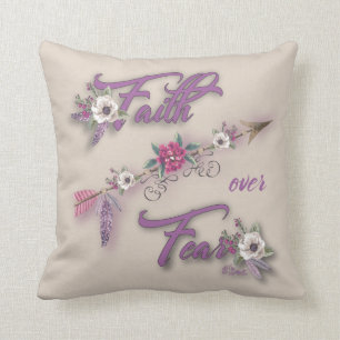 Glaube über Angst Kissen