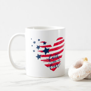 Glaube über Angst Patriotisches Herz Kaffeetasse