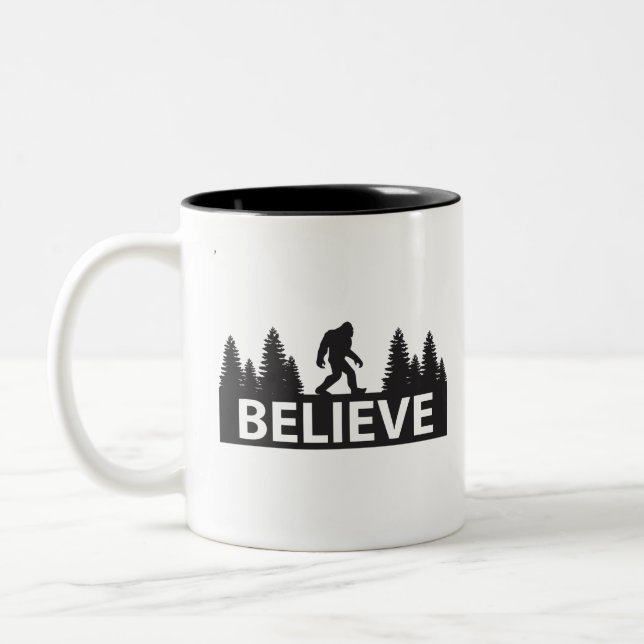 Glauben an Bigfoot Zweifarbige Tasse (Links)