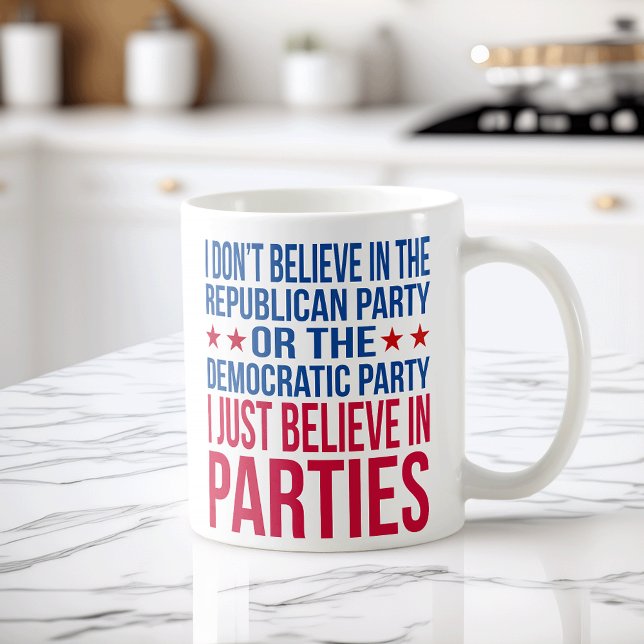 Glauben an Party | Funny Political Red & Blue Tasse (Von Creator hochgeladen)